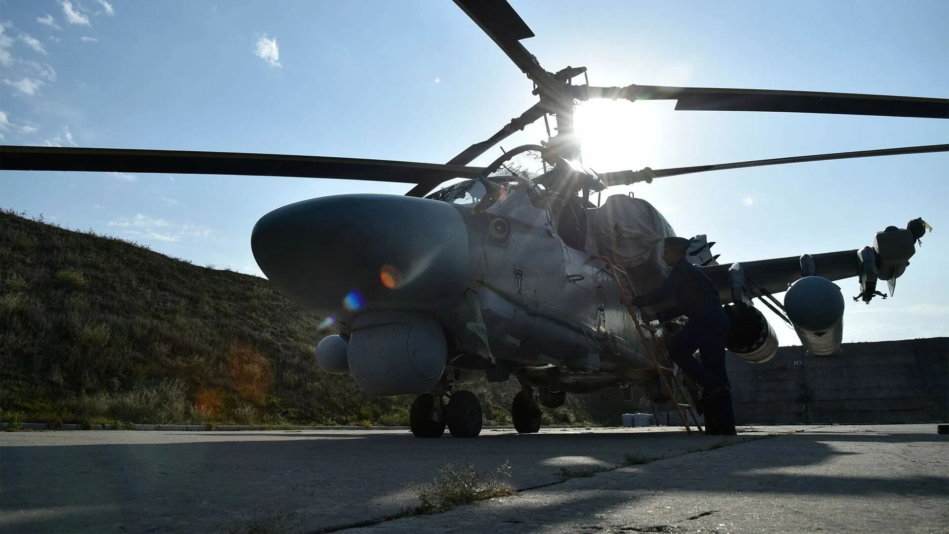 Вертолеты ми. Украинские вертолеты. Ка 52 уничтожает колонну всу. Ка 52 уничтожает колонну всу. Ми-24 всу.