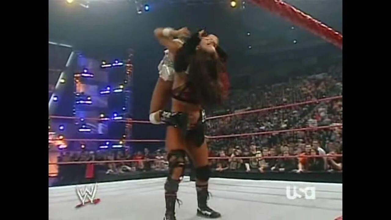2 vs 1 wrestling. Raw victoria. Raw victoria. Kelly kelly wrestling. Ashley massaro тайны смолвиля.