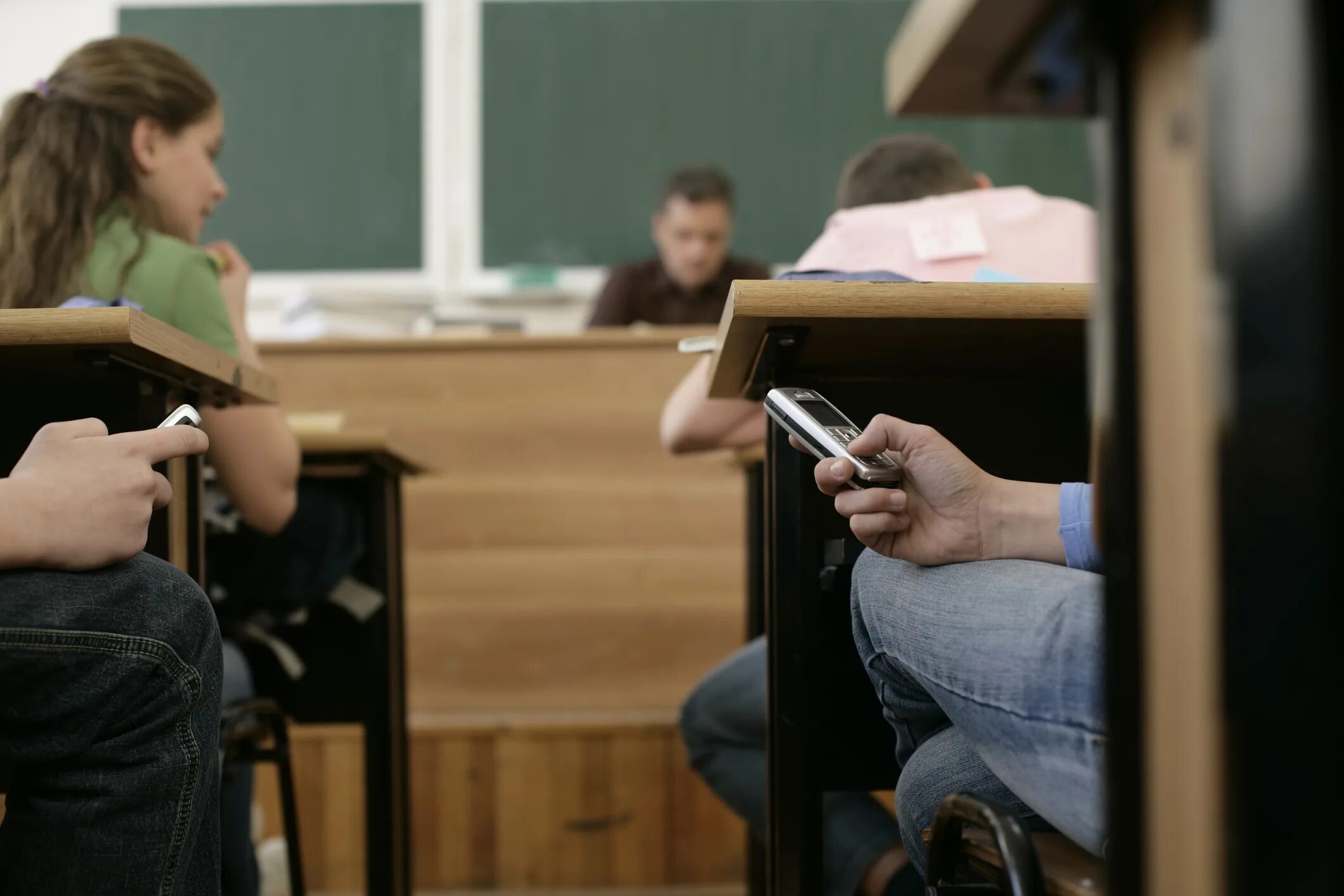 Списывает на уроке. Ученик с телефоном на уроке. Ученик списывает. Мобильник в школе.