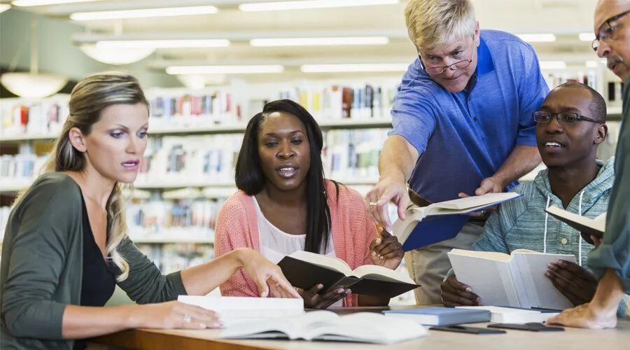 Discussing books. Book discussion. Discuss books. Look at the books and discuss.