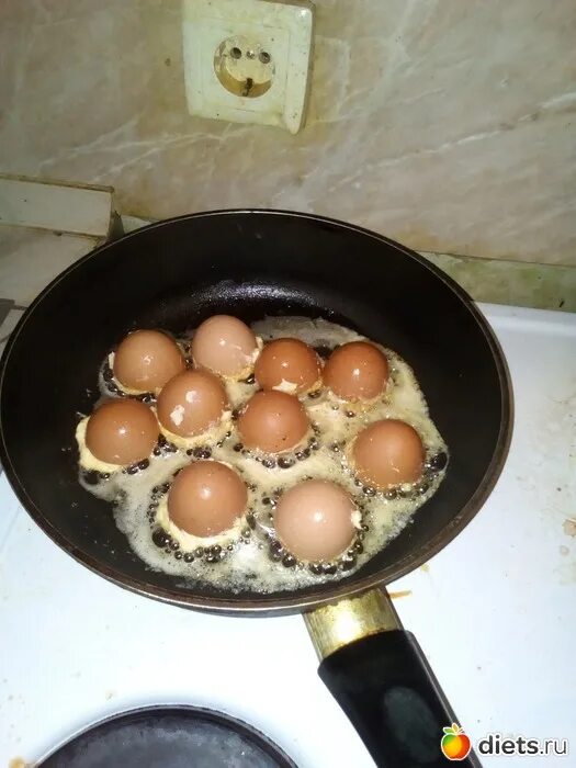 Жареные яйца в скорлупе. Сковородка для яиц. Жареные яйца на сковороде. Яйца в скорлупе на сковороде. Что можно приготовить на сковороде без яиц