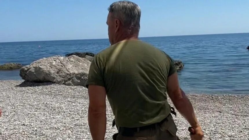 Охрана на пляже. Охранник Крым. Охранники на отдыхе. Охрана санатория. Крым сторож