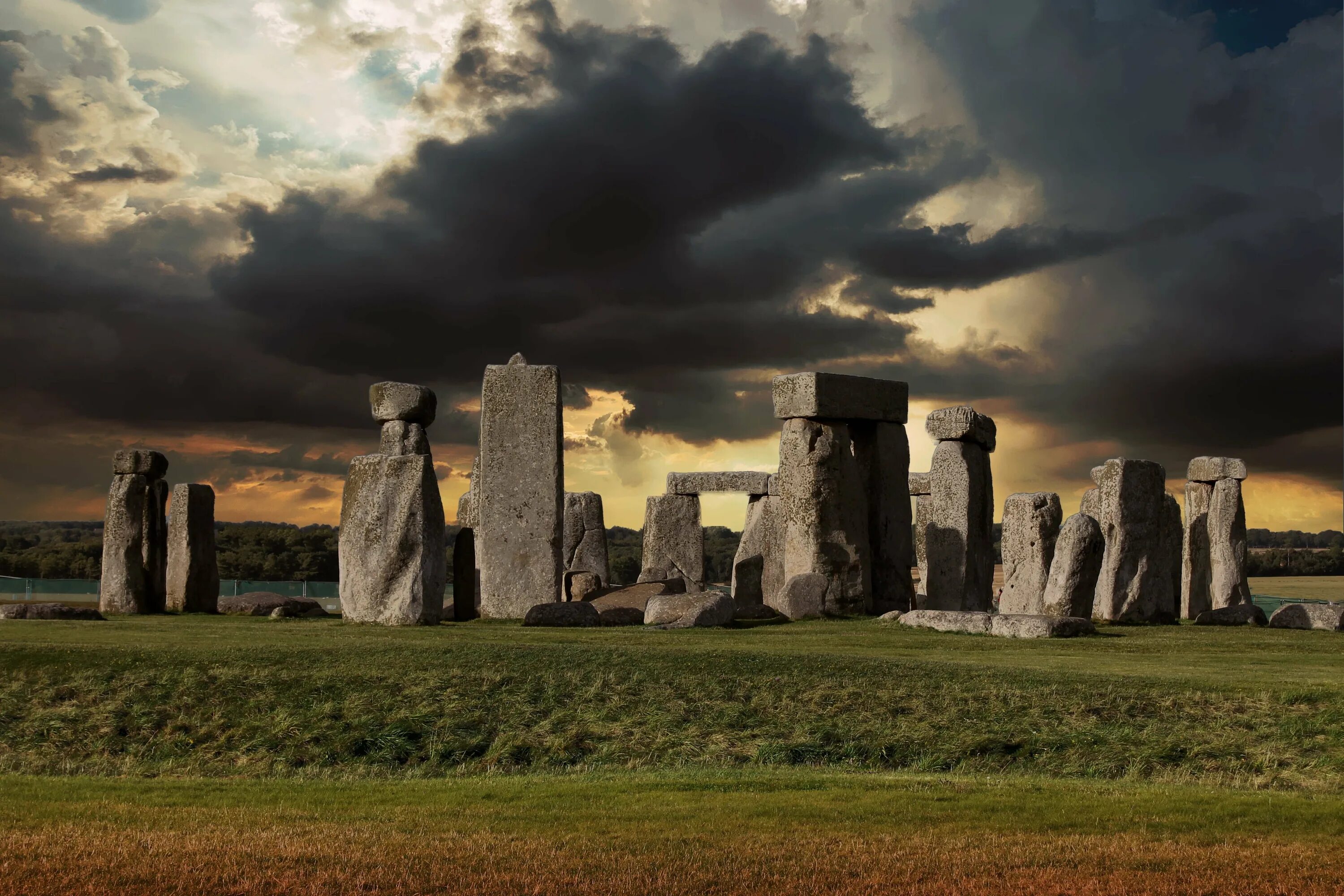 The famous stonehenge. Камни Стоунхенджа, Великобритания. Кромлех Стоунхендж Англия. Стоунхендж Уилтшир Великобритания. Мегалитические сооружения Стоунхендж.