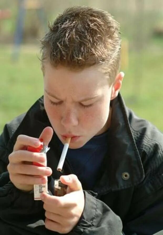 Курил в 14 лет. Школьник курит. Подросток с сигаретой. Курение школьников. Курящие школьники.