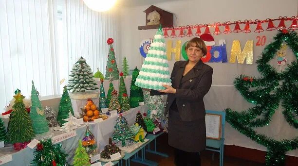 Елки в школу своими руками. Выставка елочек в детском саду. экологическая елочка своими руками. конкурс новогодних елок. экологическая новогодняя елка.