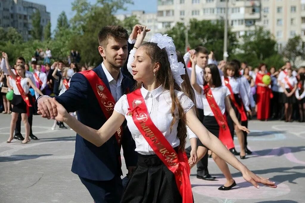 Выпускники школы. Школьники выпускной. Последний звонок. Последний звонок выпускники. Выпускники школ россия