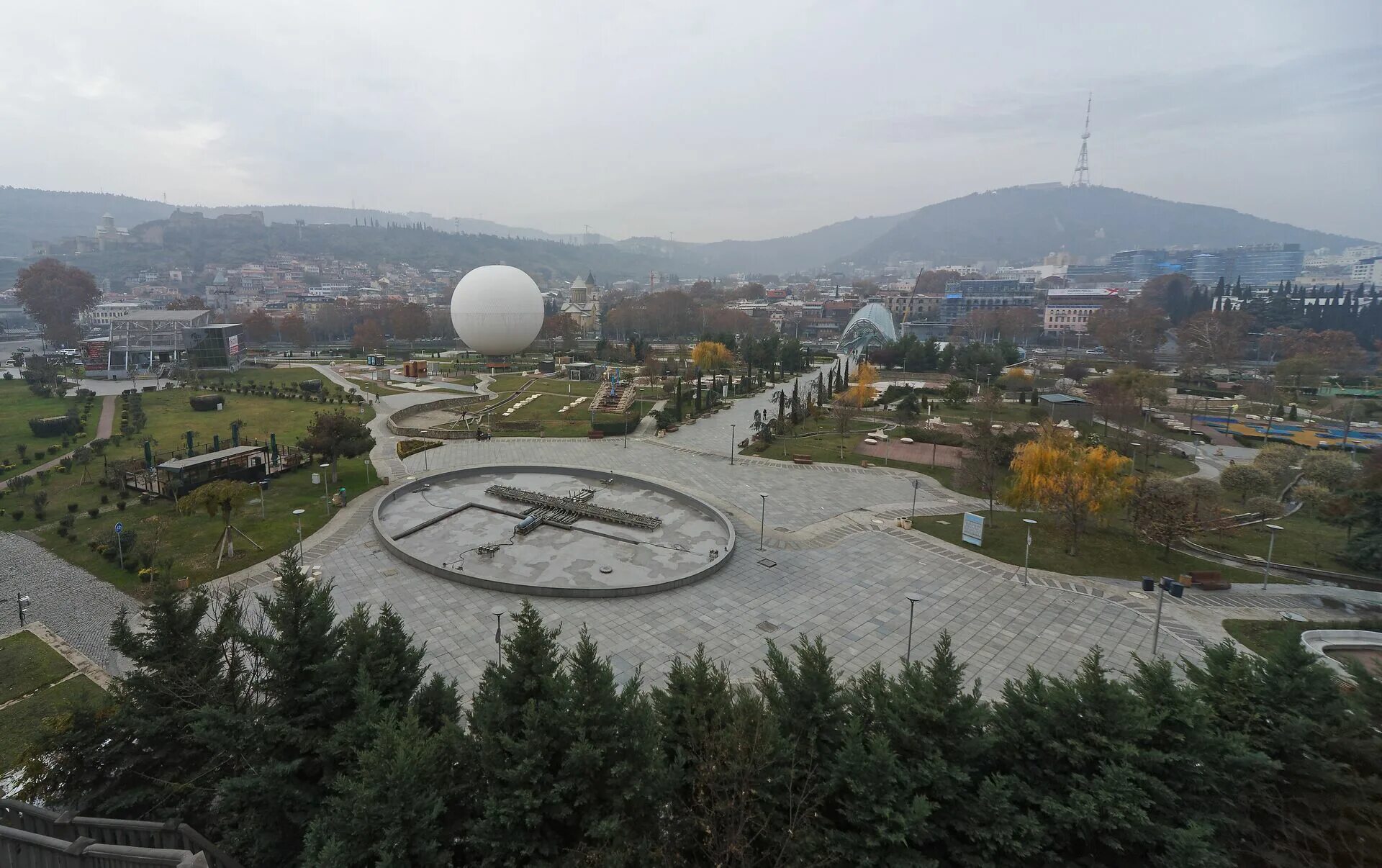 Погода в грузии на 10 дней. Парк Рике в Тбилиси. Тбилиси климат. Тбилиси парк зимой. Воздушный шар Тбилиси парк Рике.