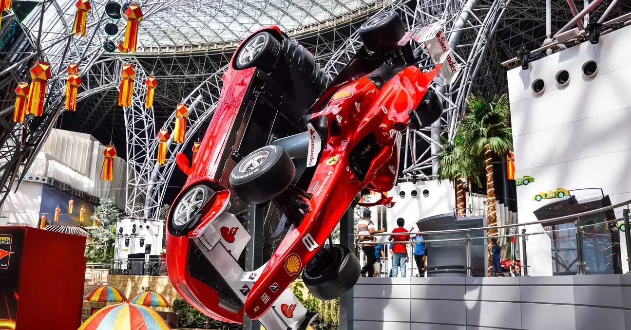 Уникальные развлечения. Феррари парк Абу Даби. Тематический парк Ferrari World (г. Абу-Даби). Феррари парк Абу Даби аттракционы. Аттракцион Феррари в Абу Даби.