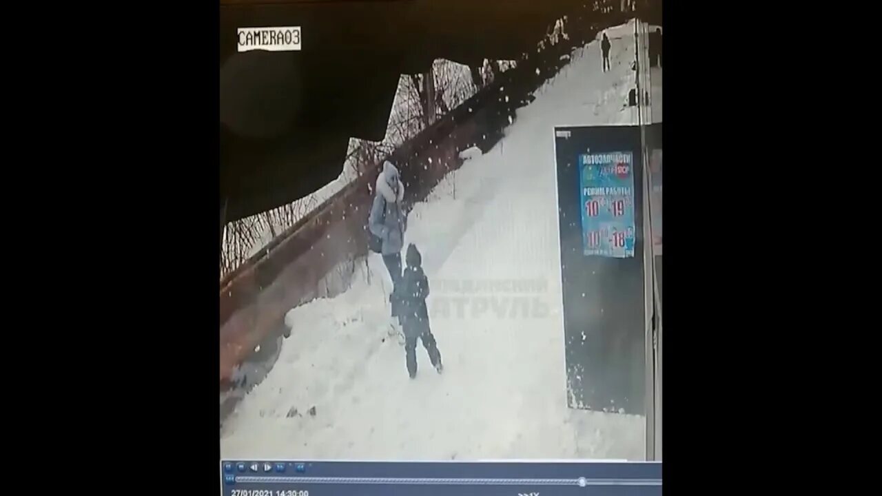 Видео падения расула. Лед на крыше. Человека убило глыбой льда с крыши. Полиция на месте падения льда с крыши.