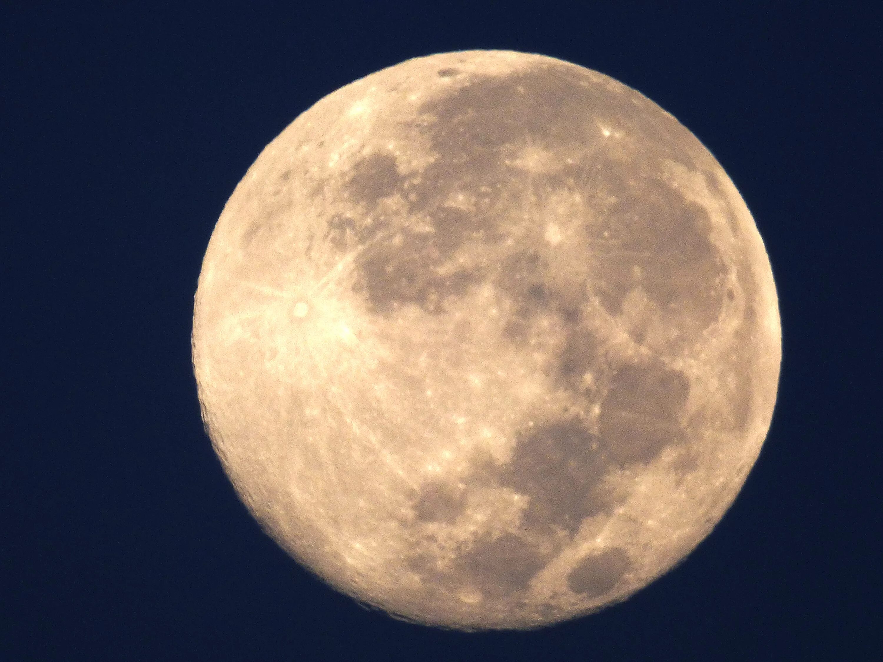 La luna falsa на русском. Луна. Большая Луна. Луна обычная. Очень большая Луна.