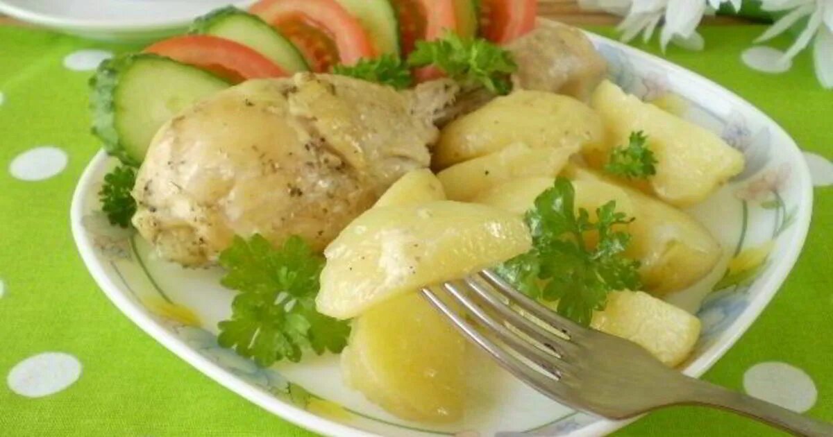 Курица с картошкой подача. Картофель тушеный с курицей. Курица отварная с картофелем. Мятая картошка с курицей. Картошка с курицей в мультиварке редмонд