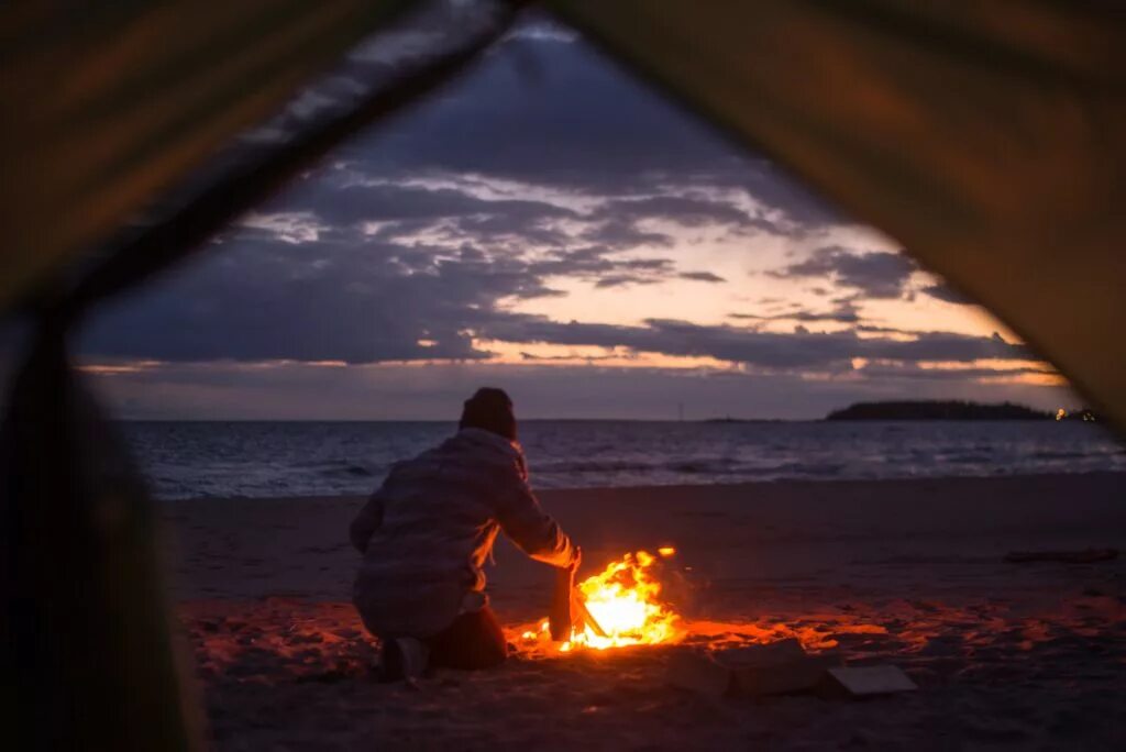 Сидя на берегу океана. Костер на берегу моря. Палатка у моря. Палатка костер. Костер на закате.