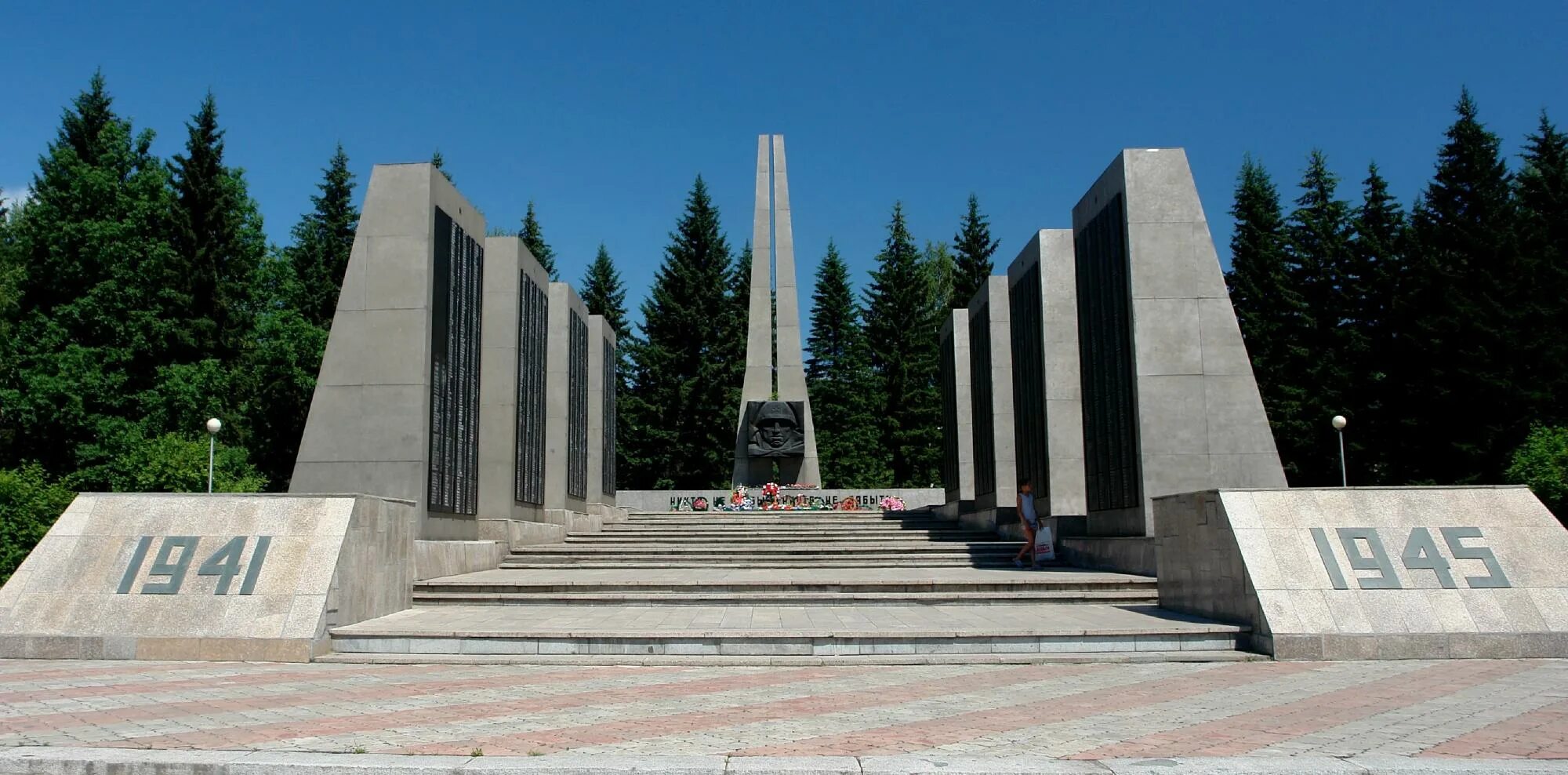 Нижний новгород горно алтайск. Парк Победы Горно-Алтайск. Парк Победы в Горно Алтайске. Мемориал славы Горно-Алтайск. Республика Алтай Горно-Алтайск парк Победы.