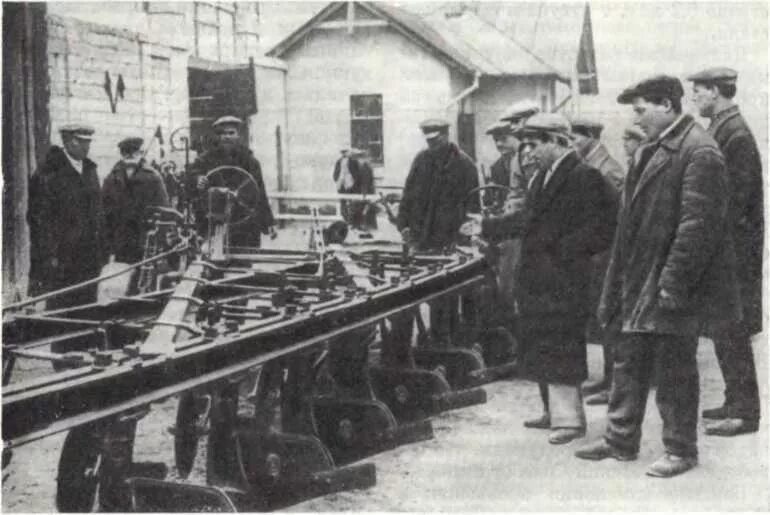 Четвертый пятилетний план 1946-1950. Лозунг догнать и перегнать америку. Лозунг пятилетку в четыре года. 19 съезд кпсс 1952. Четвёртая пятилетка 1946-1950.