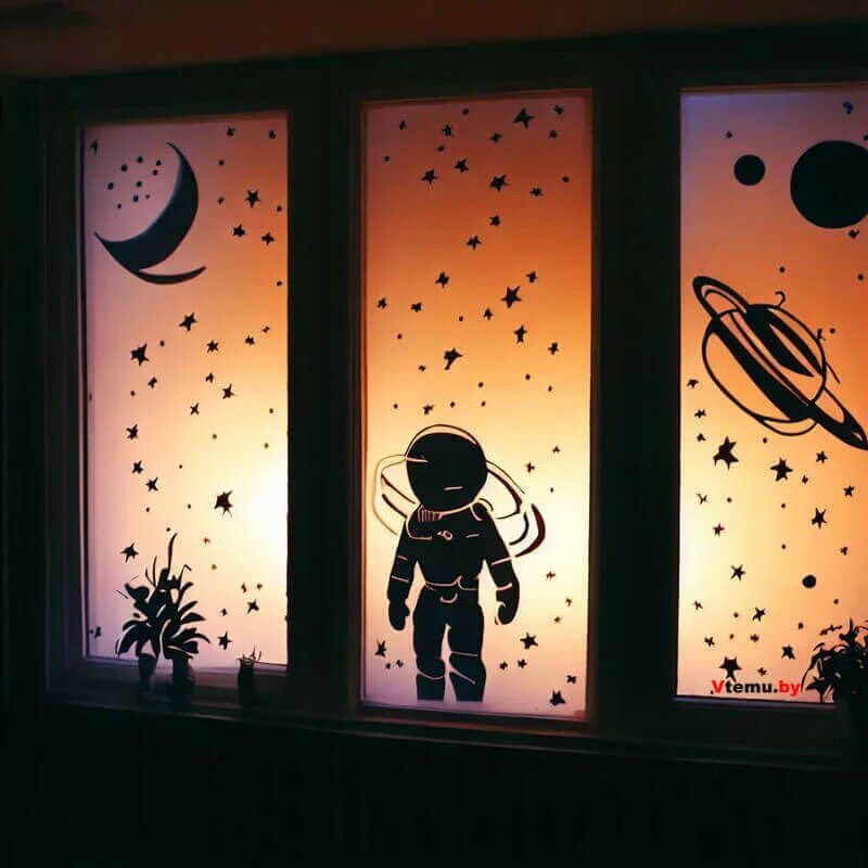 Окна ко дню космонавтики. Украшения на окна. Окно в космической тематике. Украшение окон ко Дню космонавтики. Украсить окна к Дню космонавтики.