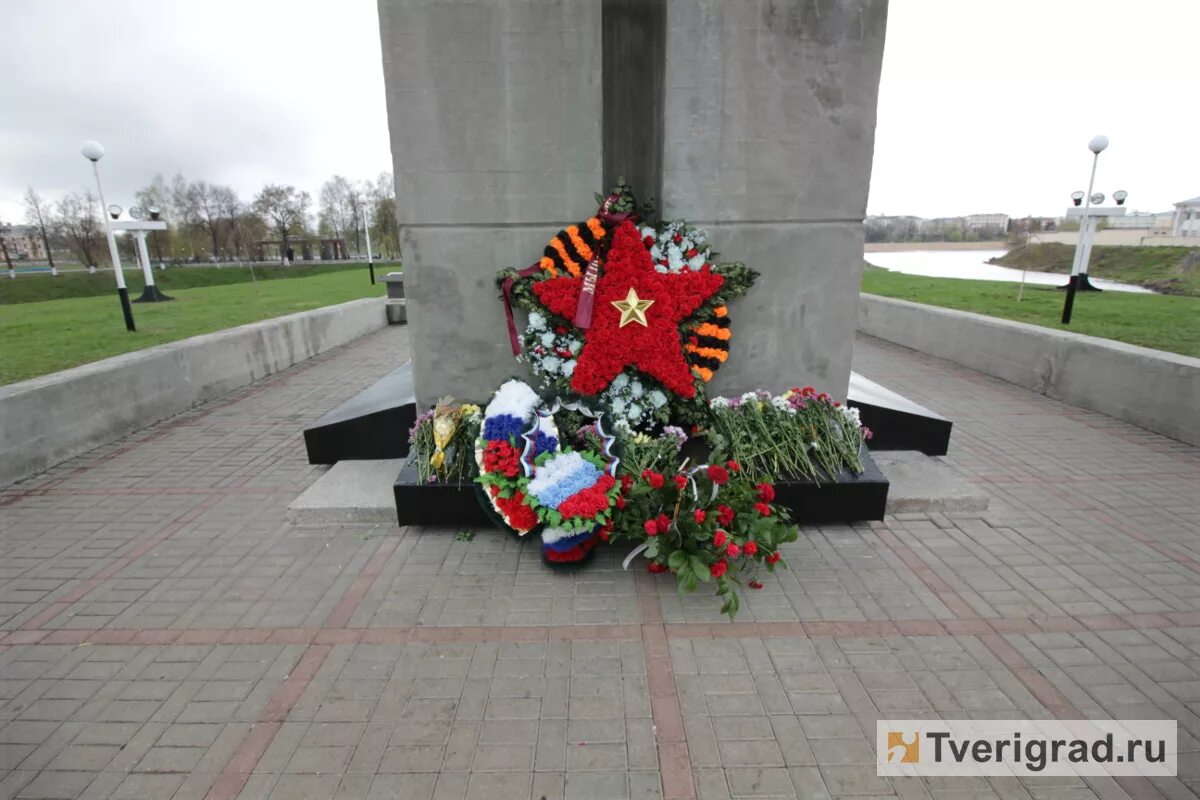 Обелиск 9 мая Тверь. Обелиск победа Дмитровка. Цветы у обелиска. Обелиск с цветами. Обелиск 9 мая