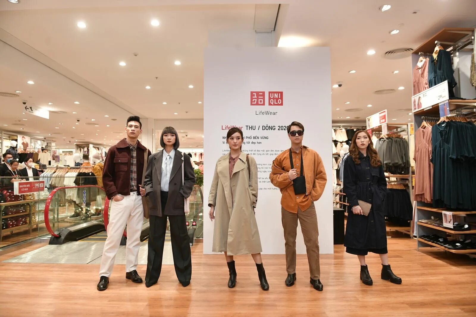 Qlo. Юникло япония. Юникло. Uniqlo фото магазина. Uniqlo vietnam new collection.