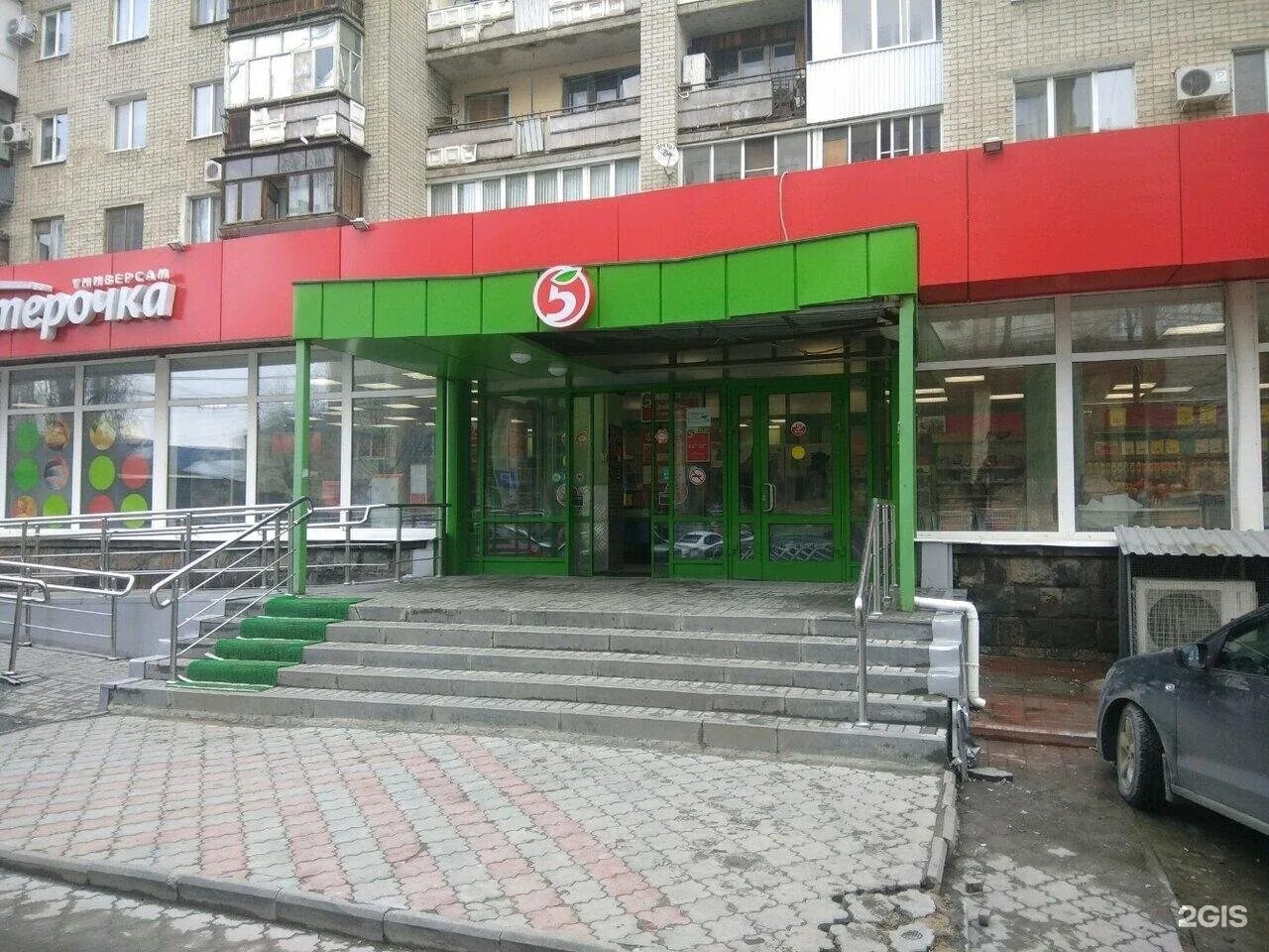 Пятерочка вечером фото. Пятерочки города кировск. Пятерочка круглосуточно орел. Магазин пятёрочки рядом с магазином. Пятерочка ул рабочая.
