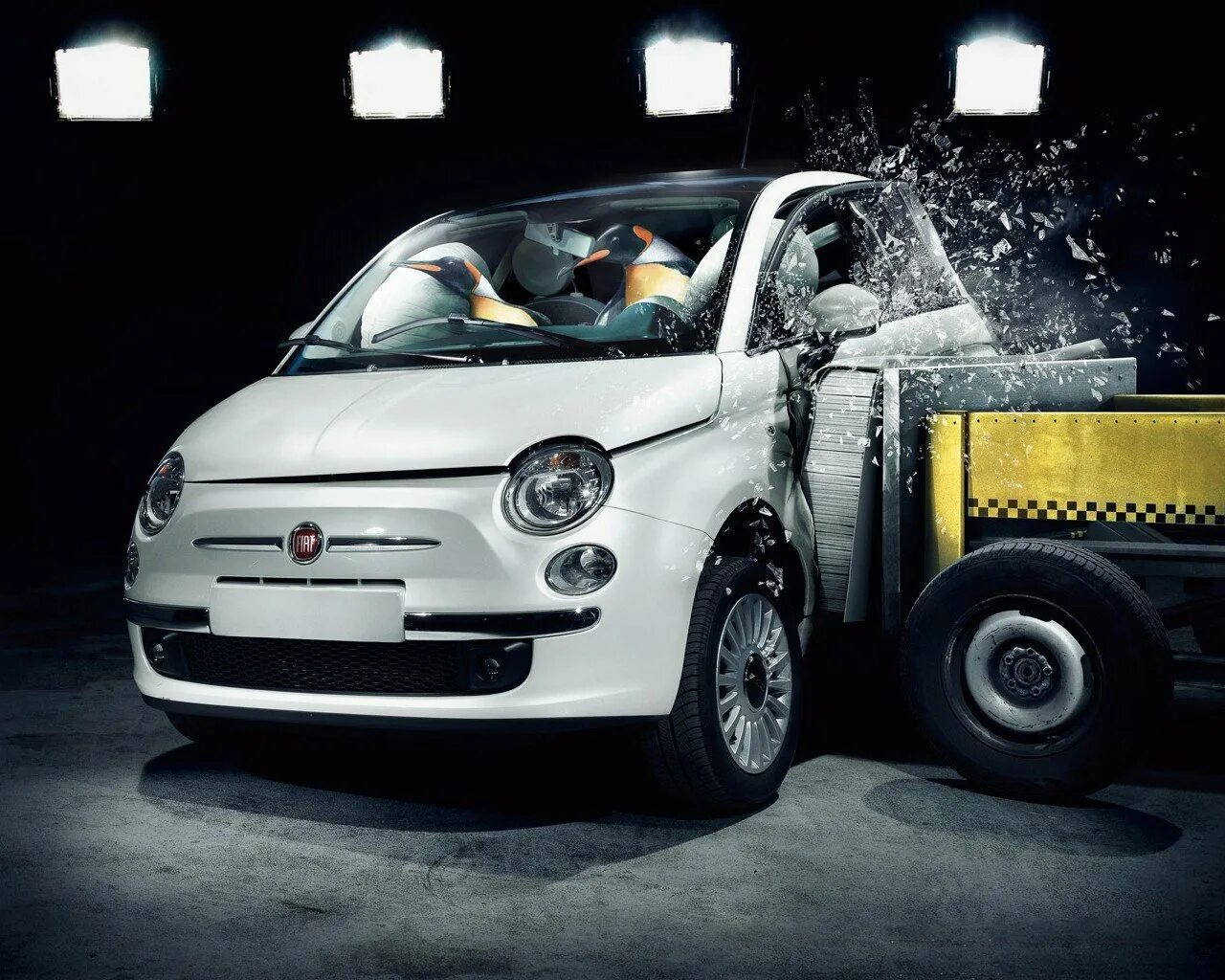 Fiat 500 реклама. Краш тест Fiat 500. Реклама на машине. Креативные машины. Страшная реклама авто