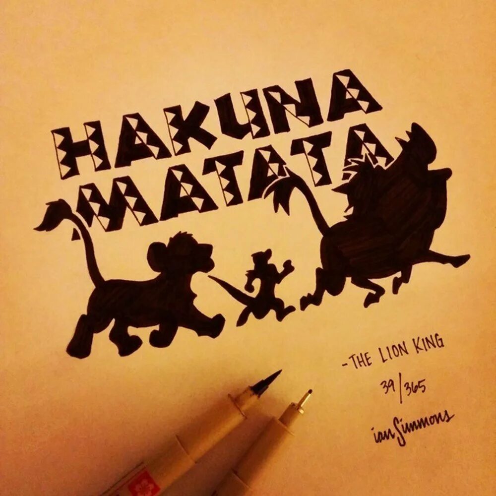 Акуна Матата шрифт. Хакуна Матата тату эскизы. Шрифтовой плакат Акуна Матата. Король Лев шрифт. Акуна матата смысл фразы