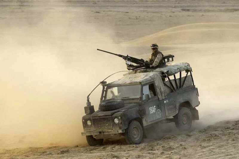 Ленд Ровер Дефендер боевой. Land Rover Army. Военный ленд Ровер Ирак. Land Rover Defender военный пустыни.