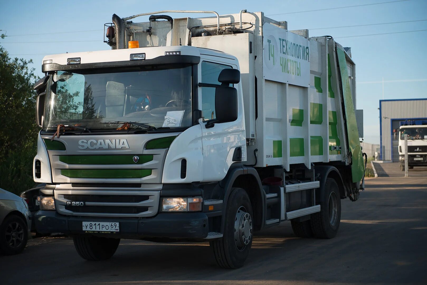 2 мусоровоза. Isuzu v305. Isuzu forward 205 мусоровоз. Isuzu 4389ue мусоровоз. Мусоровоз Гидромакс.