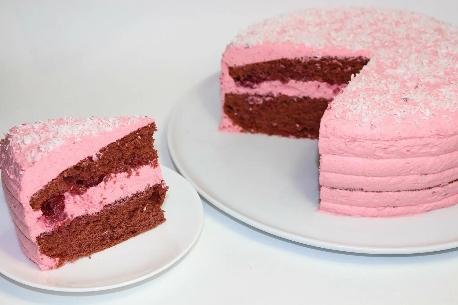 Фото розовых тортов. Торт малиновый Бриз. Розовый торт. Розовый бисквитный торт. Торт с розовым бисквитом.