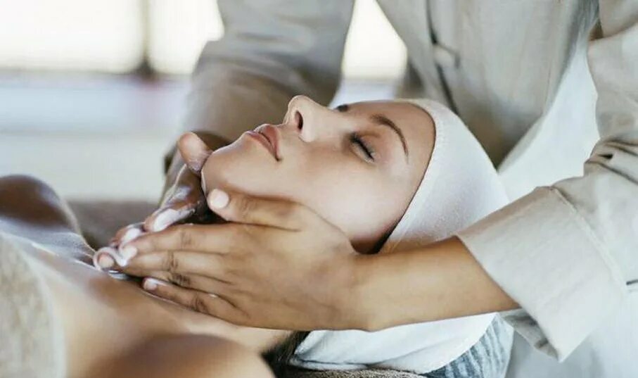 кондрашова антиоксидантная маска. урьяж детская гамма. продукция фаберлик косметика. девушка красится. косметические процедуры для лица.