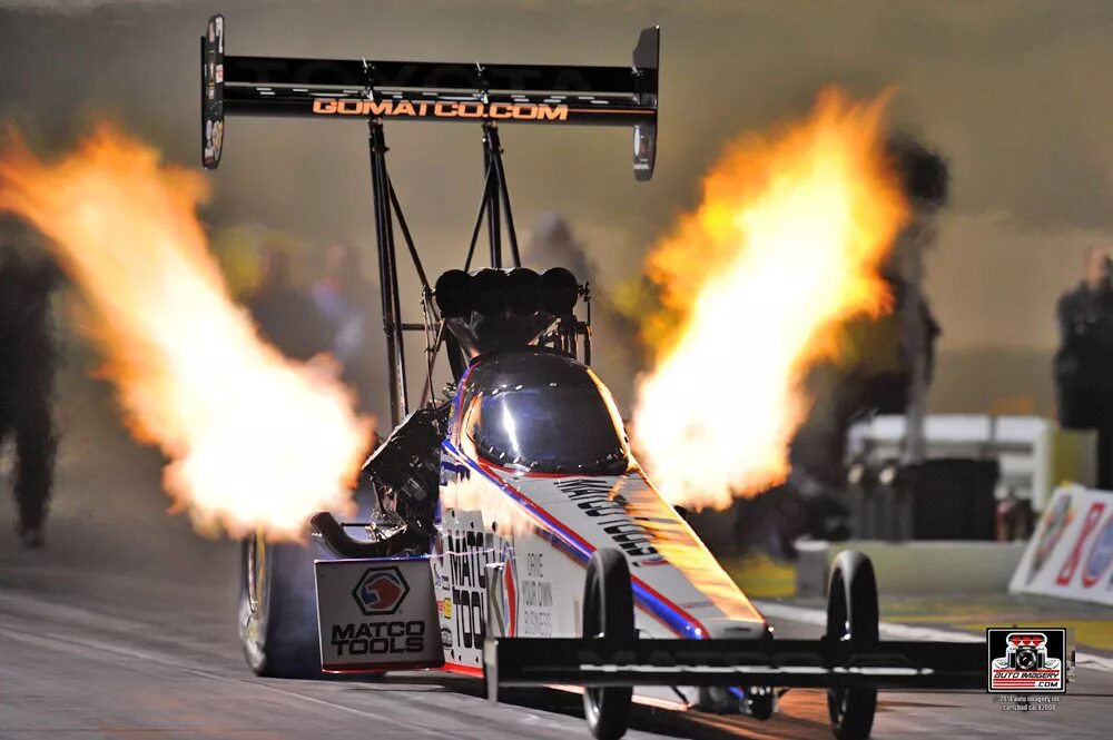 Болид драг рейсинг. С. Mopar dodge srt top fuel dragster. Драг рейсинг драгстеры. Драг машины соревнования.