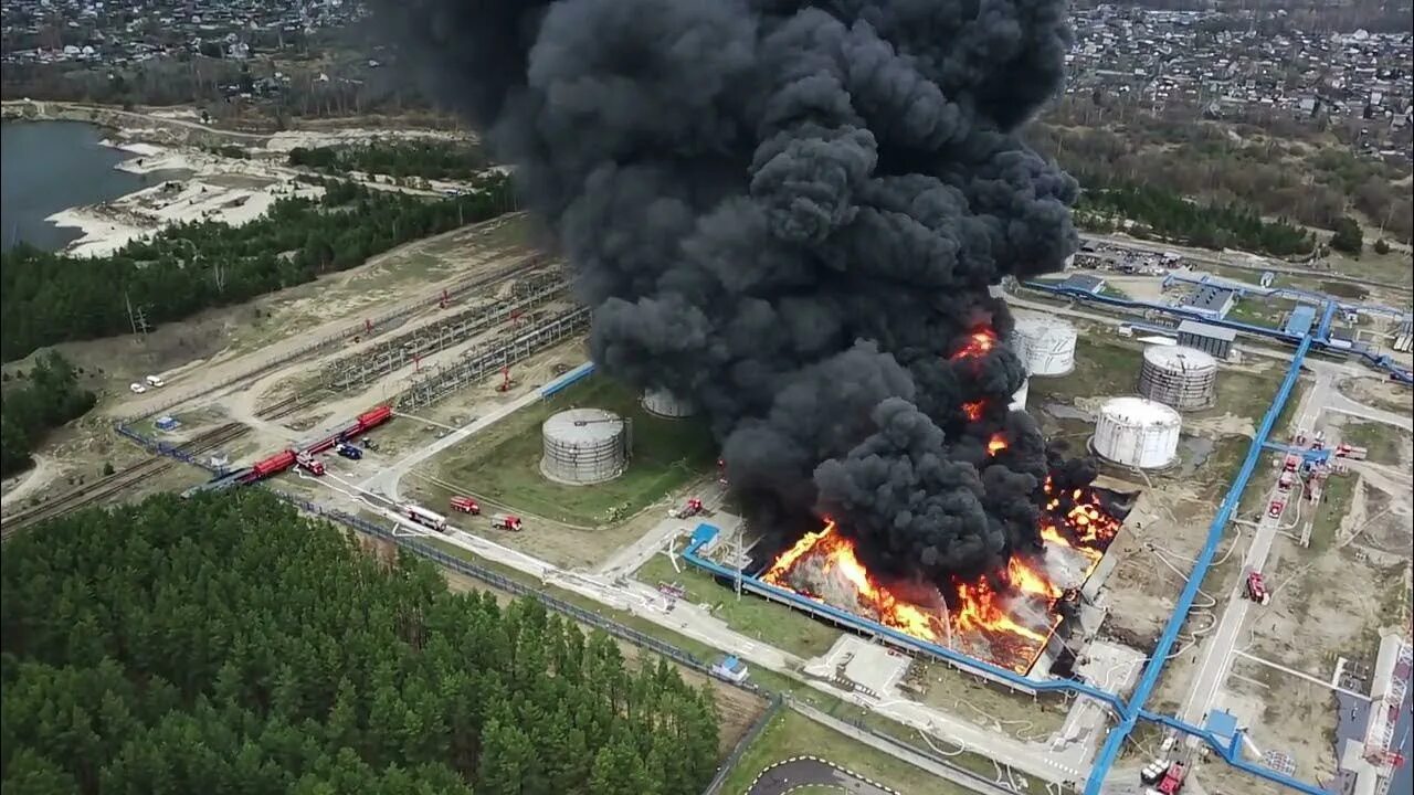 Взрыв нефтебазы в Брянске. Взрыв нефтебазы в Брянске 25 апреля. Брянск горит Нефтебаза. Пожар на нефтебазе в Брянске. Сгорает дизель