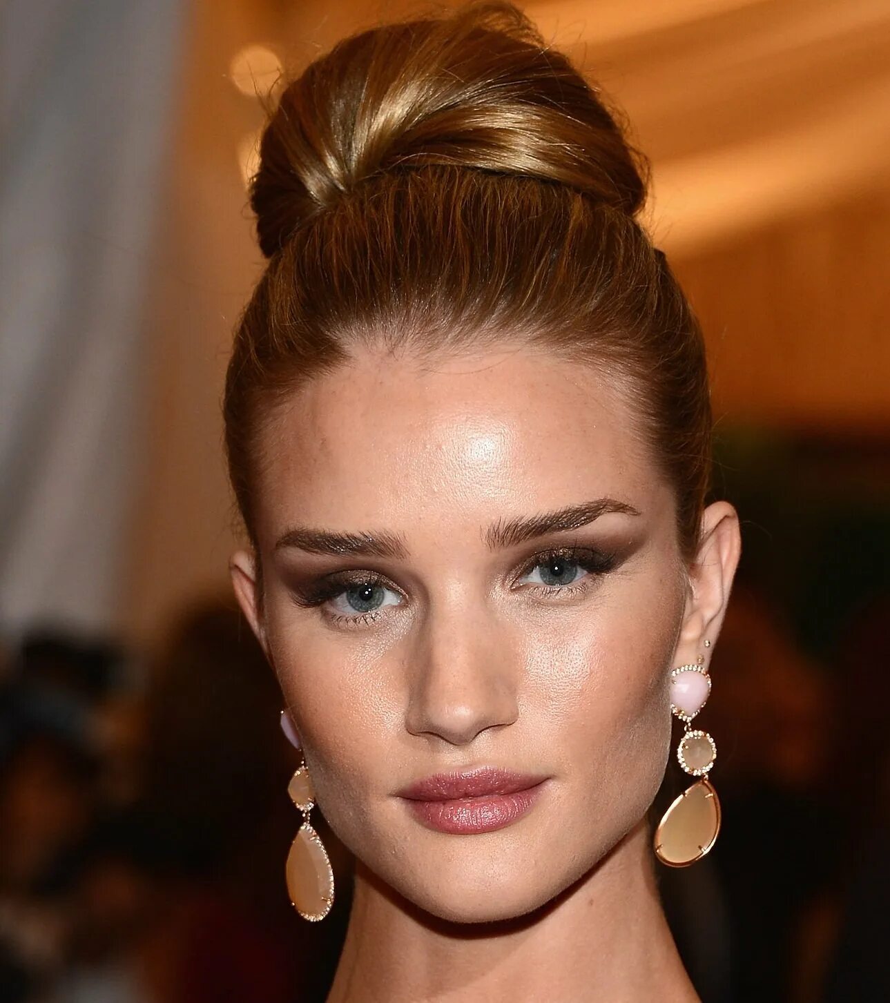 Высокие прически. Прическа на средние волосы убраны назад. Кейт миддлтон прическа пучок. Эмбер херд строгая. Эмма уотсон с длинными волосами.