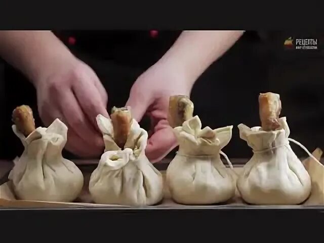 Куриные мешочки с сыром. Куриные ножки в мешочке из слоеного теста. мешочки для ножек курицы. мешочки из куриного филе фаршированные. мешочки из куриных ножек с начинкой.
