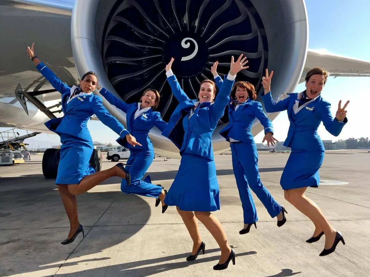 Победа класс х. Авиакомпания клм стюардессы. klm форма стюардесс. klm авиакомпания стюардессы. победа авиакомпания форма бортпроводников.
