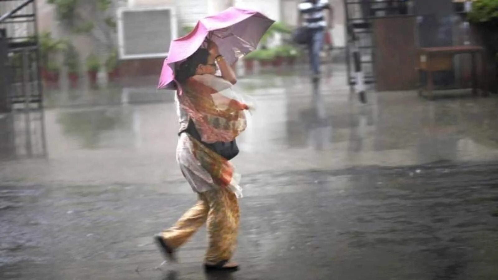 During rain. Дождь. Природные катаклизмы. Дождь на месяц. Катаклизмы погоды.