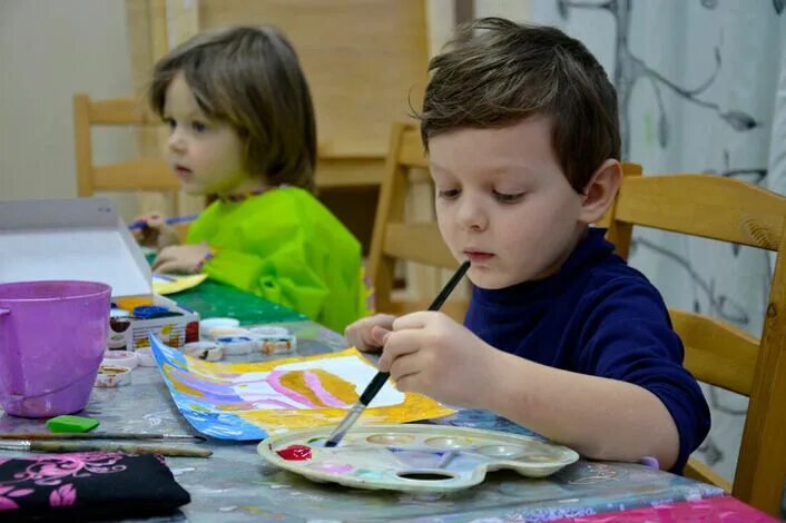 О детском рисовании. Дети творчество. Дети на занятии в детском саду. Творчество в детском саду. Арт терапия в детском саду.