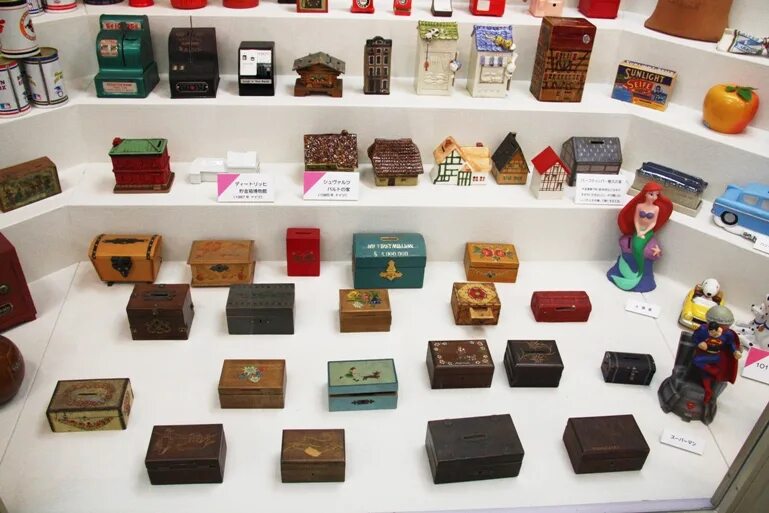 музей копилок в детском саду средняя группа. копилка музея 4 букв сканворд. мини музей копилок в детском саду. мини музей копилок в детском саду. мини музей копилка.