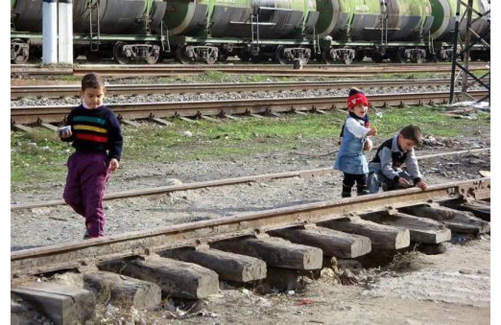 Железная дорога для детей. Травматизм на железной дороге. Травматизм детей на железной дороге. Дети на ЖД путях.