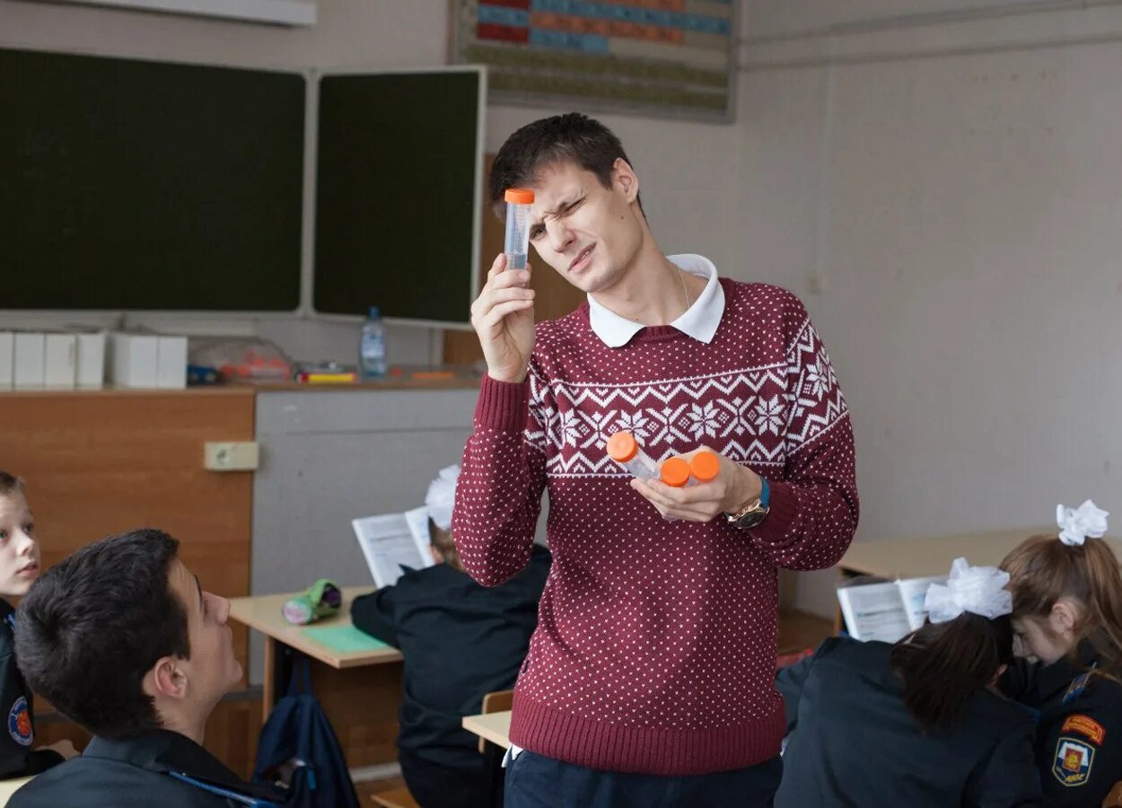 Профессиональный учитель. Учитель истории и обществознания. Молодые учителя мужчины. Моряхин роман. Учитель истории мужчина.