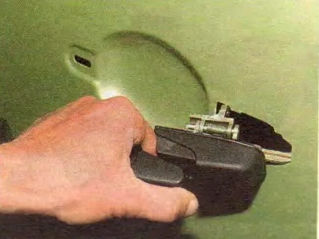 Замена передней ручки двери ваз 2115. Как заменить наружную ручку двери. Наружная ручка ваз 2107 с тягой. Тяга задней ручки ваз 2107. Снять наружную ручку задней двери лада калина 2.