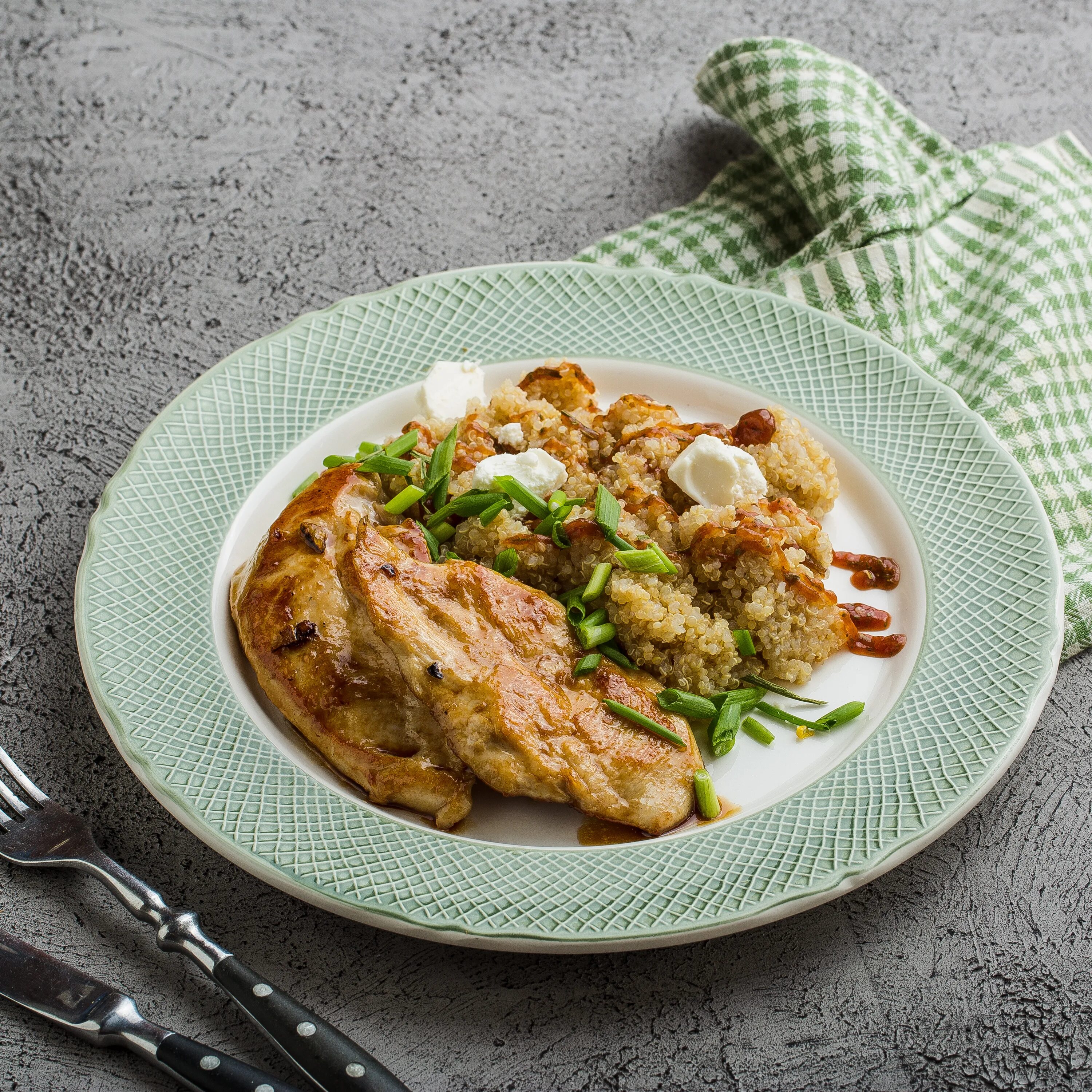 Грудка с овощами в соусе. Куриная грудка с киноа. Киноа с куриной грудкой. Куриная грудка с киноа и овощами. Курица с овощами в сливочном соусе.