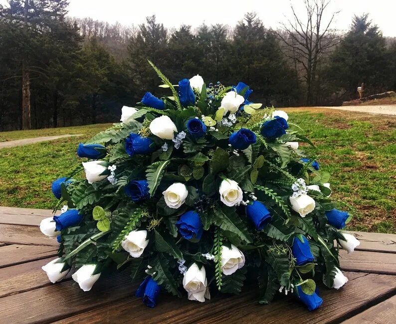 Цветы на кладбище купить опт. Искусственные цветы на кладбище. Живые цветы на кладбище. Крупные искусственные цветы на кладбище. Голубые и белые цветы на могилу.