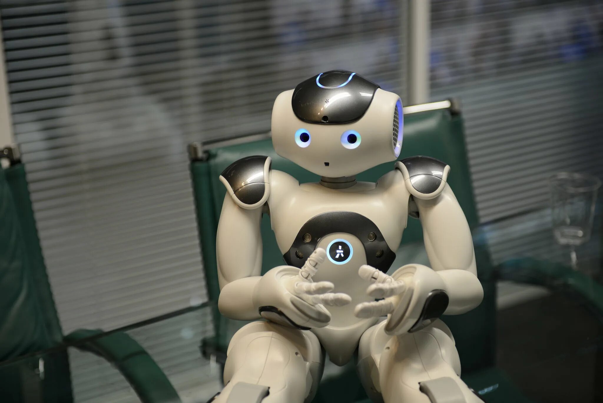 Робот. Роботы будущего. Роботы в будущем. Смешной робот. Телефон будь роботом