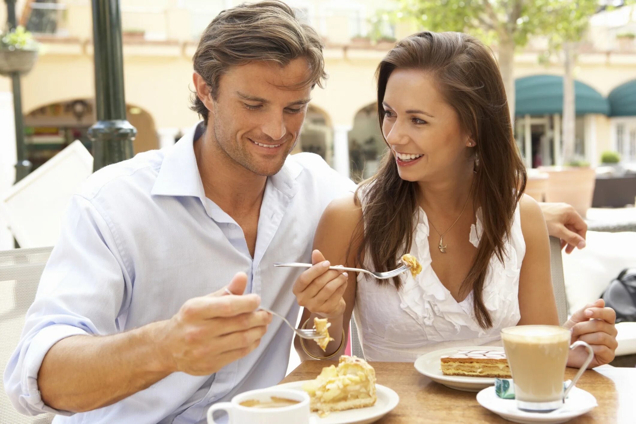Bir marta. Мужчина и женщина в кафе. Мужчина и женщина за столиком. Парень и девушка завтракают. Мужчина и женщина завтракают.
