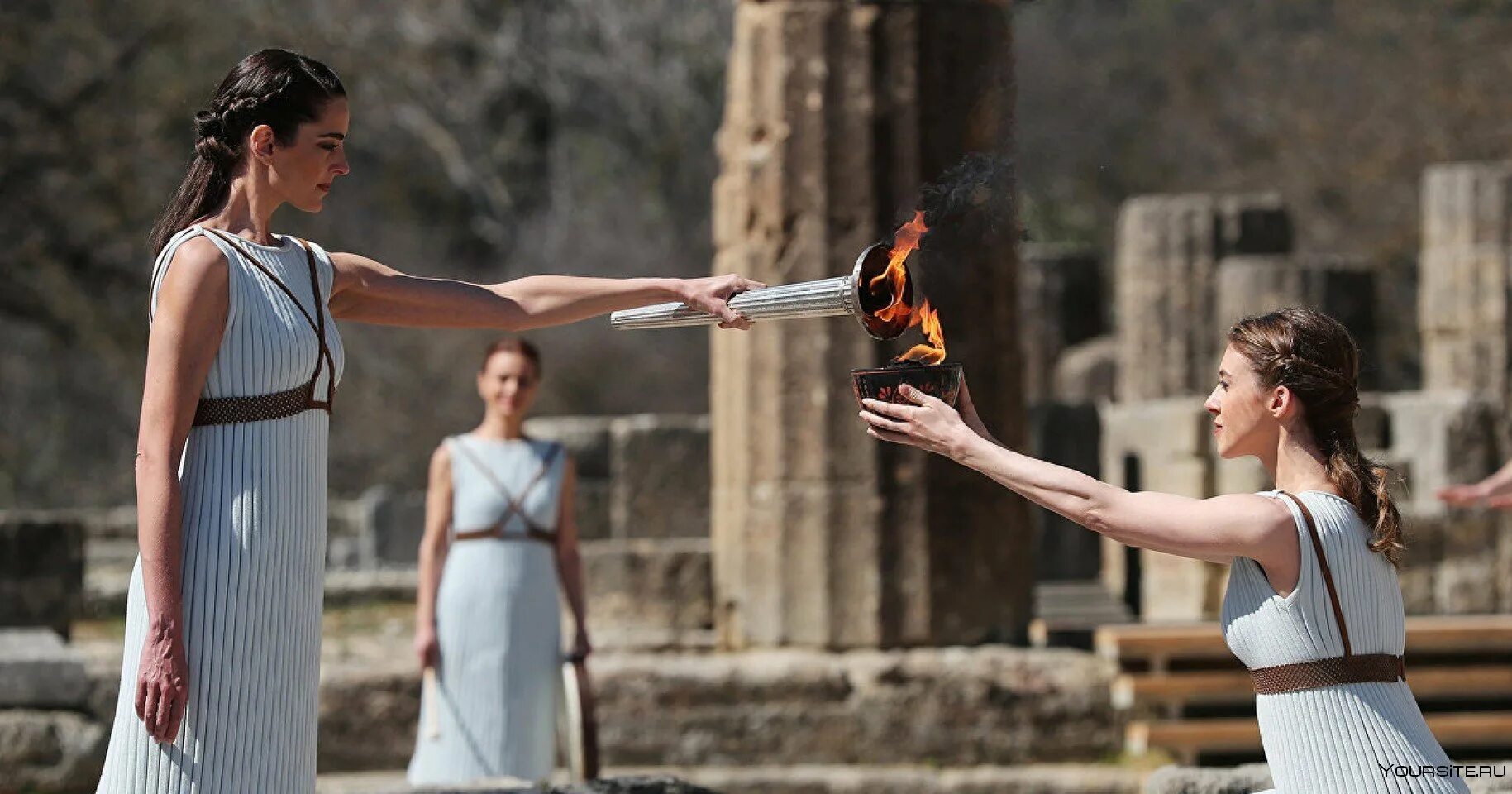 Древние олимпийские игры в греции. Олимпия зажжение огня. Церемония зажжения олимпийского огня в Греции. Зажжение олимпийского огня в Олимпии. Зажжение олимпийского огня в древней Греции.