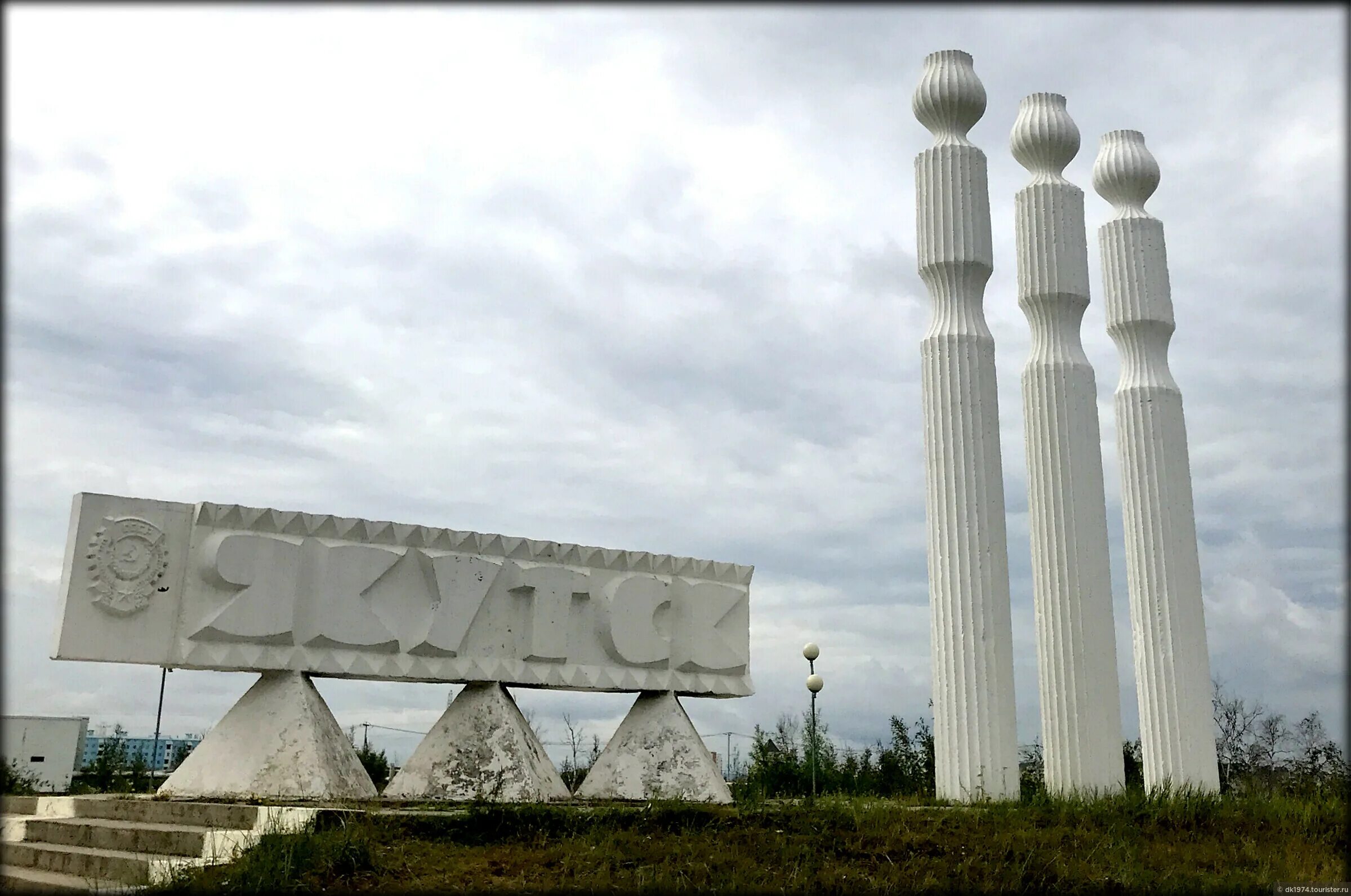 Название городов якутск. Город якутск стела. достопримечательности восточной сибири. якутск достопримечательности.