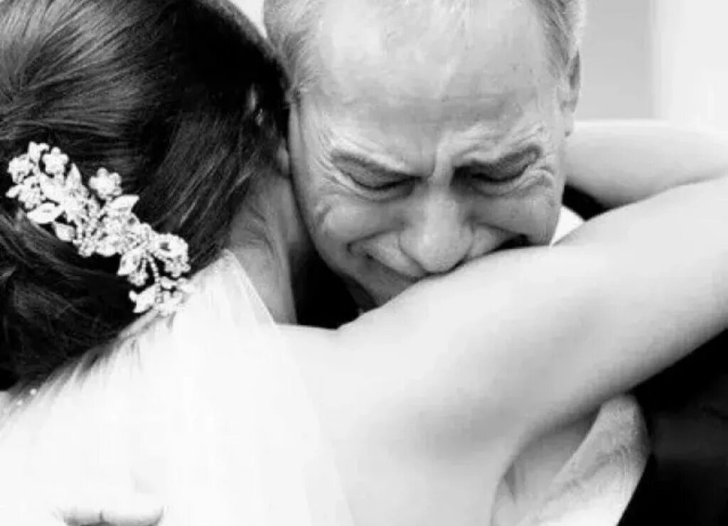 Невеста танцует с отцом. Папа отдает дочь замуж. Танец невесты с папой. Невеста плачет. Отец отдаст дочь замуж.