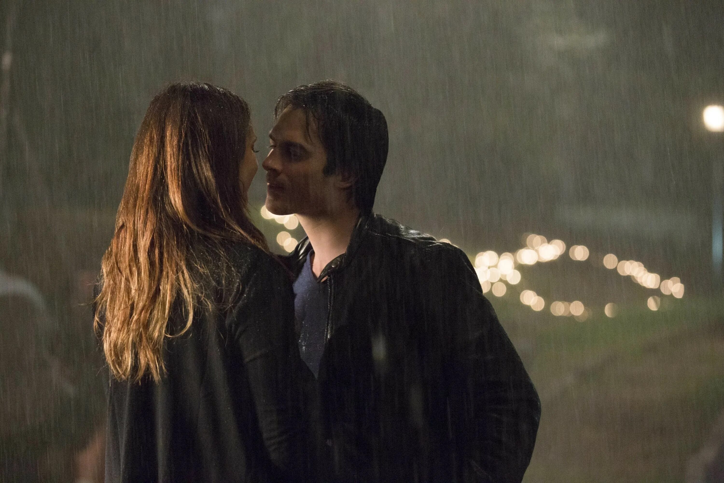 Another love rain. Дневники вампира поцелуй Деймона и Елены под дождем.