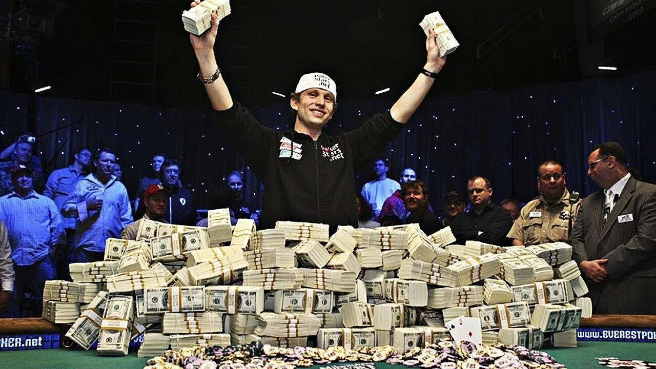 Покер на реальные деньги в россии. Куча денег. Выигрыш в Покер. Победа в покере. Покер на деньги.