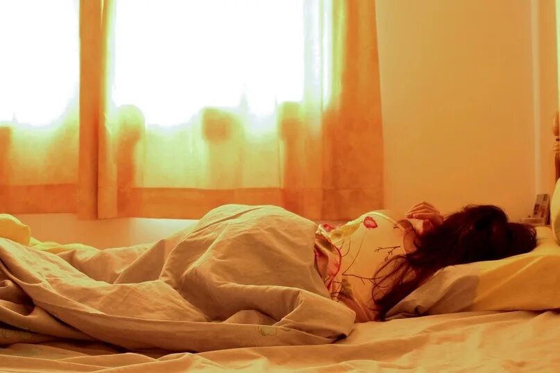 Человек под одеялом. Девушка с ребенком в кровати ночью. Девушка парализована в кровати без лица.