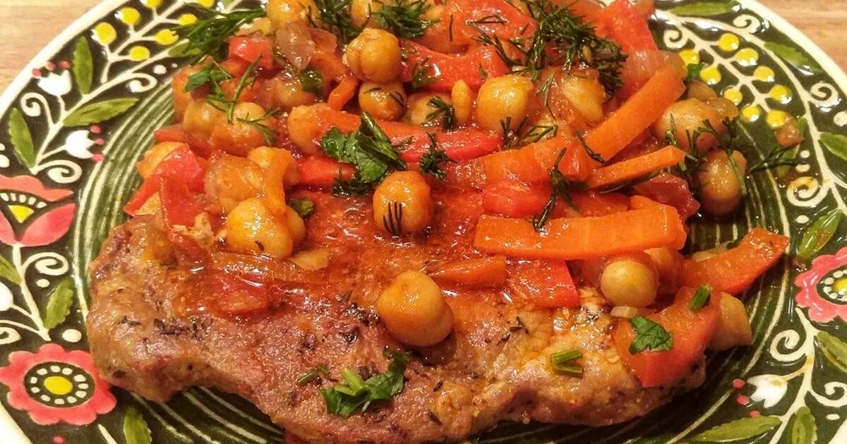 блюда с нутом. нут с мясом. свинина с нутом. мясо с нутом и овощами в казане. свинина с нутом.